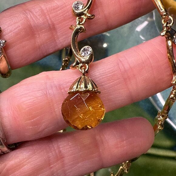 AVON Extraordinary Vine Briolette Necklace Citrine Glass Dangle Gold Tone - Picture 3 of 4